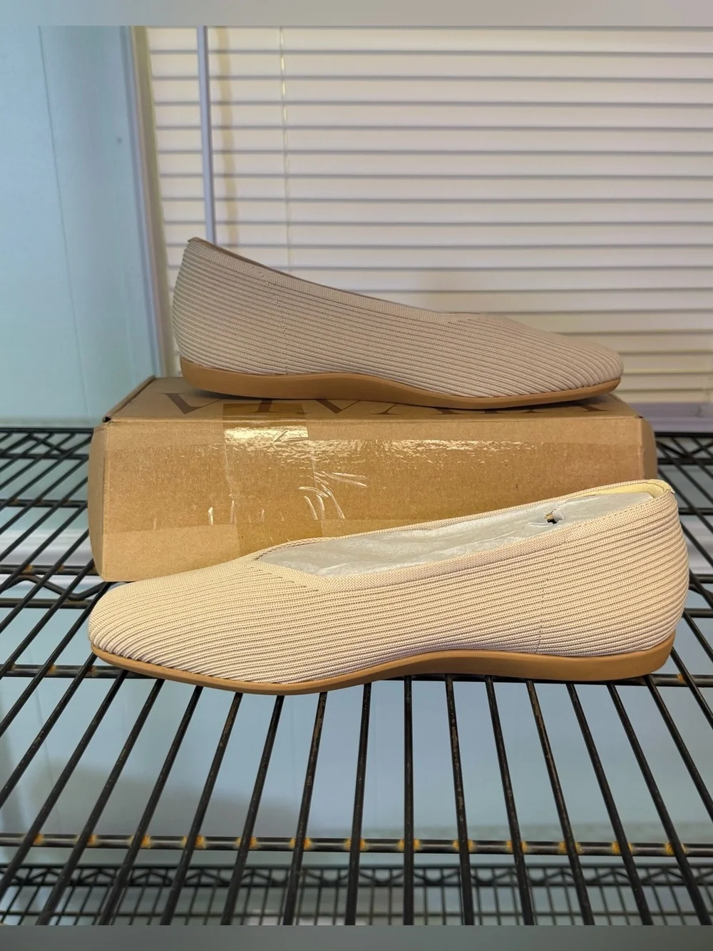Vivaia Margot square toe v cut flats sz 11